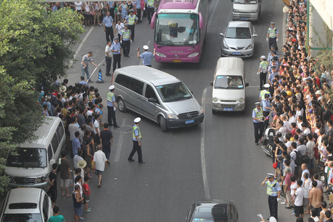 8月14日凌晨6时50分，在公安部统一指挥下，公安部A级通缉犯周克华在重庆沙坪坝区童家桥被公安民警成功击毙。至此，苏湘渝系列持枪抢劫杀人案件成功告破。8月10日9时34分，重庆市沙坪坝区凤鸣山康居苑中国银行储蓄所门前发生一起持枪抢劫杀人案，案犯打死1人、打伤2人后逃逸。经查，该案与2004年以来发生在江苏南京、湖南长沙、重庆等地的多起持枪抢劫杀人案系同一犯罪嫌疑人周克华所为。