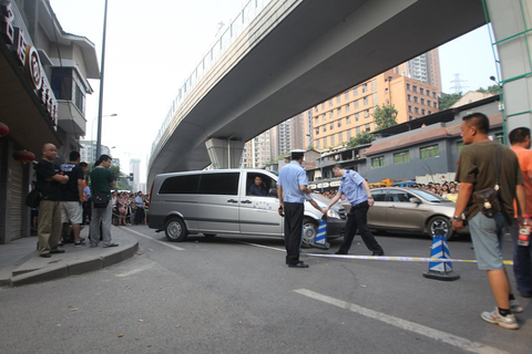 8月14日凌晨6时50分，在公安部统一指挥下，公安部A级通缉犯周克华在重庆沙坪坝区童家桥被公安民警成功击毙。至此，苏湘渝系列持枪抢劫杀人案件成功告破。8月10日9时34分，重庆市沙坪坝区凤鸣山康居苑中国银行储蓄所门前发生一起持枪抢劫杀人案，案犯打死1人、打伤2人后逃逸。经查，该案与2004年以来发生在江苏南京、湖南长沙、重庆等地的多起持枪抢劫杀人案系同一犯罪嫌疑人周克华所为。