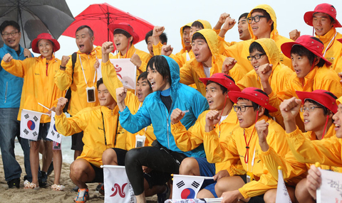 8月13日，队员们从独岛以东庆北蔚珍竹边港出发前举行仪式。 CFP