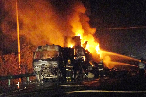 货车高速路自燃 289台冰箱烧成废铁