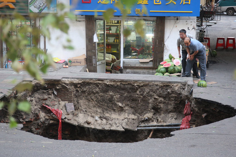 8月14日，哈尔滨市南岗区辽阳街90号门前人行道及路面发生坍塌事故。 小刚/CFP