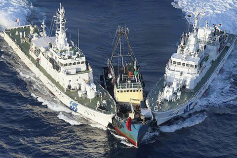 （视频截图）日本海上保安厅舰船包夹香港“启丰二号”保钓船。