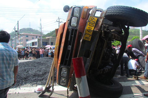 货车侧翻致沥青倾倒 电动车男子被埋死亡