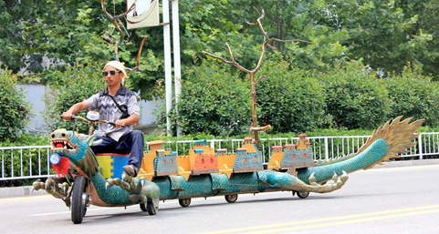 河南六旬老人制作电动“龙车”