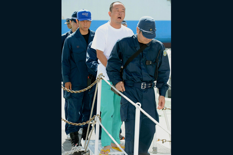 2012年8月16日，日本冲绳县警方用海上保安厅巡逻船将“逮捕”的5名香港保钓人士等移送至那霸市港口。冲绳县警方此前以“涉嫌违反《出入境管理及难民认定法》”为由“逮捕”了登上钓鱼岛的上述人士。