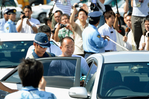 2012年8月16日，日本冲绳县警方用海上保安厅巡逻船将“逮捕”的5名香港保钓人士等移送至那霸市港口。冲绳县警方此前以“涉嫌违反《出入境管理及难民认定法》”为由“逮捕”了登上钓鱼岛的上述人士。