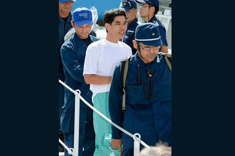 2012年8月16日，日本冲绳县警方用海上保安厅巡逻船将“逮捕”的5名香港保钓人士等移送至那霸市港口。冲绳县警方此前以“涉嫌违反《出入境管理及难民认定法》”为由“逮捕”了登上钓鱼岛的上述人士。