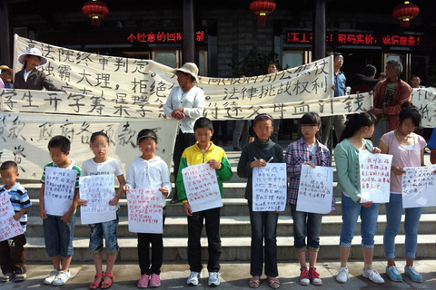 大理13名民工子女烈日下替父母讨薪