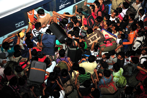 8月16日，印度班加罗尔，大批移民学生和工人争相上车。 CFP