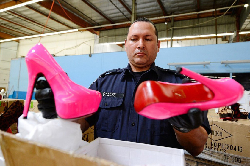 8月16日，美国加州长滩，美国海关查获的2万双来自中国的“山寨”奢侈品鞋。   东方IC_美海关称查获2万双中国制假冒名牌鞋