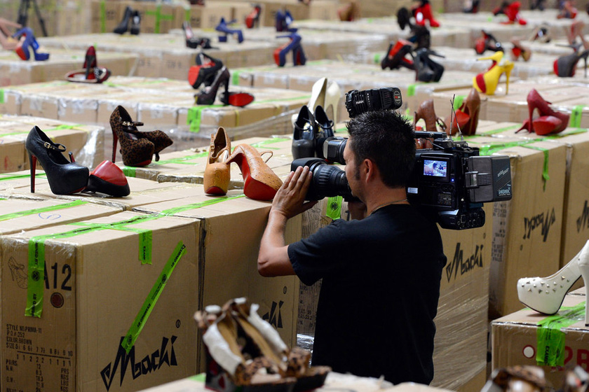 8月16日，美国加州长滩，美国海关查获的2万双来自中国的“山寨”奢侈品鞋。   东方IC_美海关称查获2万双中国制假冒名牌鞋