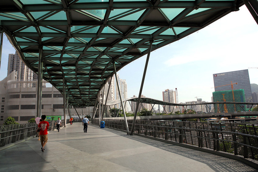 8月20日，深圳南海大道与创业路交界的创业天桥，高挑的带状玻璃屋顶。   查良千/东方IC_深圳再现豪华天桥 装13部电梯造假未知