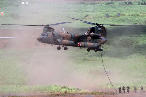 日本陆上自卫队举行年度实弹射击演习