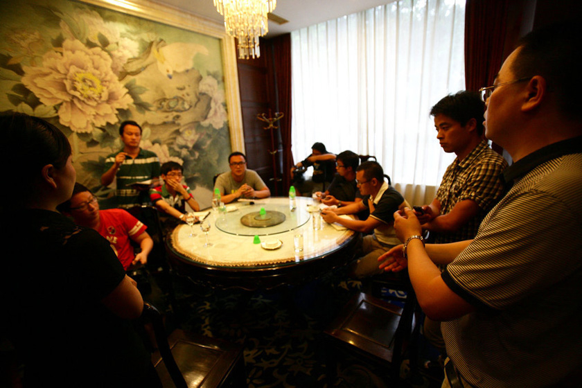 8月21日，余姚财政局办公室一位负责人（右一）在环球鲍翅馆向记者们说明情况。  张培坚/东方IC_浙江余姚回应5万元鲍翅馆消费账单