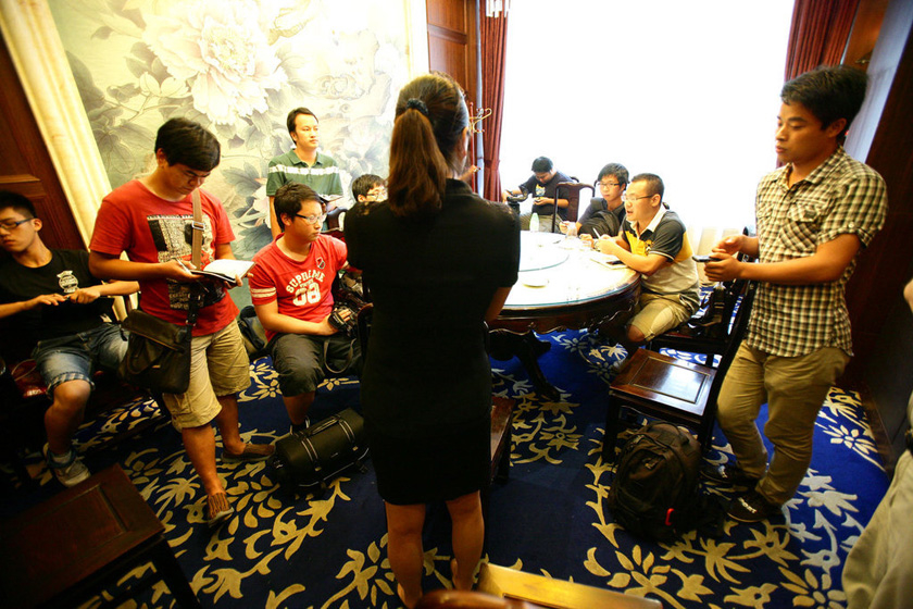 8月21日，直至傍晚，环球鲍翅馆的一位沈经理（中）才露面向记者介绍情况。  张培坚/东方IC _浙江余姚回应5万元鲍翅馆消费账单