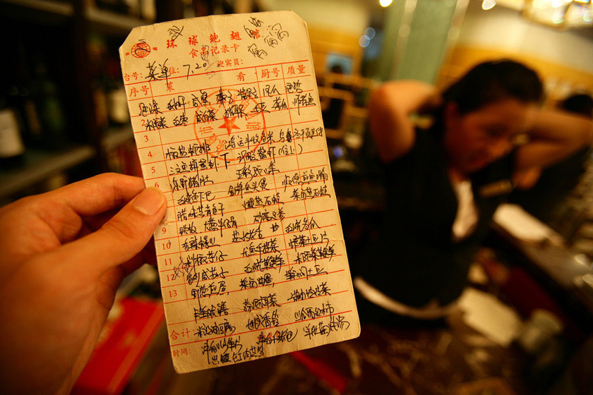 8月21日，环球鲍翅馆工作人员起初说没有菜单，后来提供的一份菜单是手写的，而且没有标明菜价。  张培坚/东方IC_浙江余姚回应5万元鲍翅馆消费账单