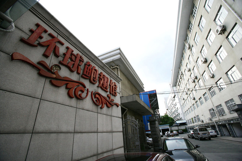 8月21日，环球鲍翅馆后半部分店面和余姚财政局（画面右侧）紧邻。  张培坚/东方IC_浙江余姚回应5万元鲍翅馆消费账单