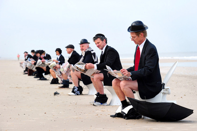 8月18日，12名澳大利亚人集体脱掉裤子坐在马桶上抗议当地厕所太少，如厕困难。Newspix / Rex Features/东方IC_澳大利亚人海滩脱裤坐马桶抗议如厕难