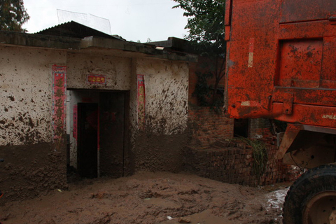 8月21日，被稀泥堵住的赵先生家的大门，肇事渣土车还停在门口。