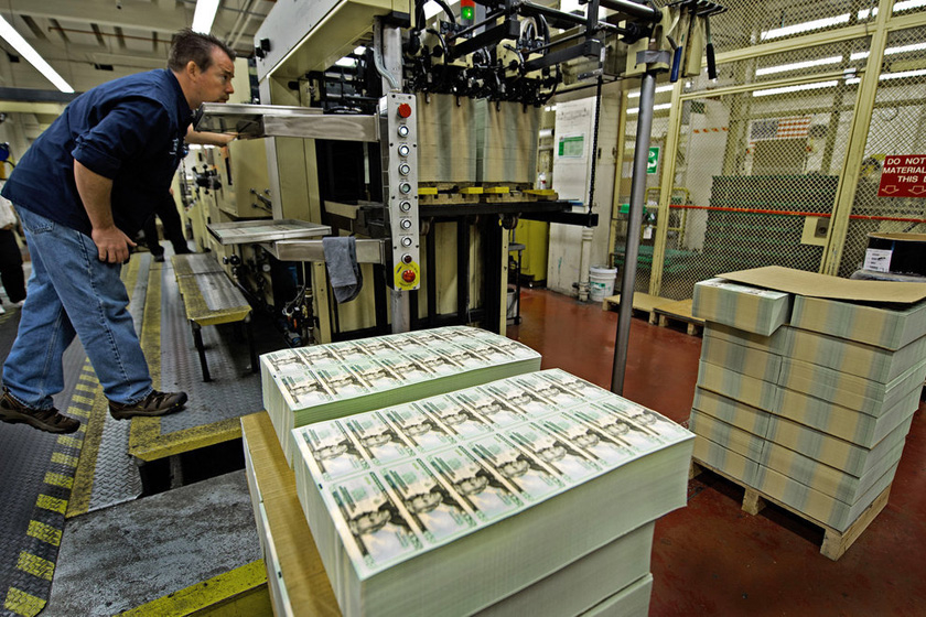 7月12日，美国华盛顿，印制好的数百万美元纸钞正在等待排序。   东方IC_探秘美元生产过程
