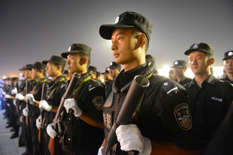 8月22日晚，山西省太原市公安局“省城治安防控联合巡逻启动仪式”在太原煤炭交易中心举行。  刘洋/东方IC