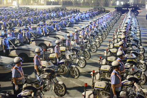 8月22日晚，山西省太原市公安局“省城治安防控联合巡逻启动仪式”在太原煤炭交易中心举行。  刘洋/东方IC
