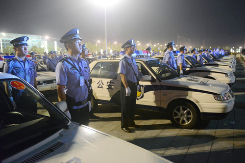 8月22日晚，山西省太原市公安局“省城治安防控联合巡逻启动仪式”在太原煤炭交易中心举行。  刘洋/东方IC