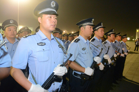 8月22日晚，山西省太原市公安局“省城治安防控联合巡逻启动仪式”在太原煤炭交易中心举行。  刘洋/东方IC