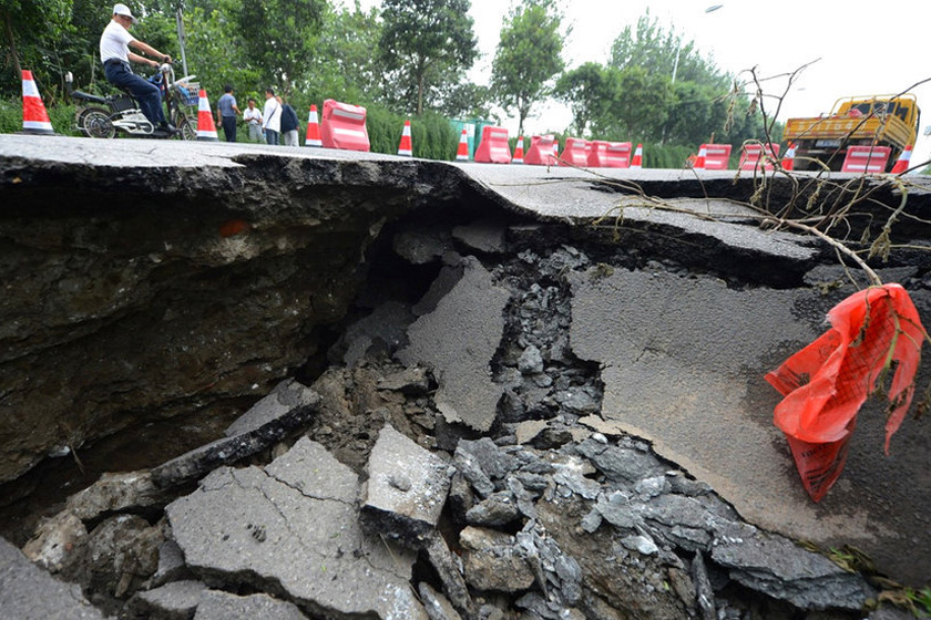 8月22日，扬州市临江路一处路面突然发生塌陷，塌陷路面深约3米、面积约48平方米。东方IC_扬州一处路面塌陷 现3米深大坑