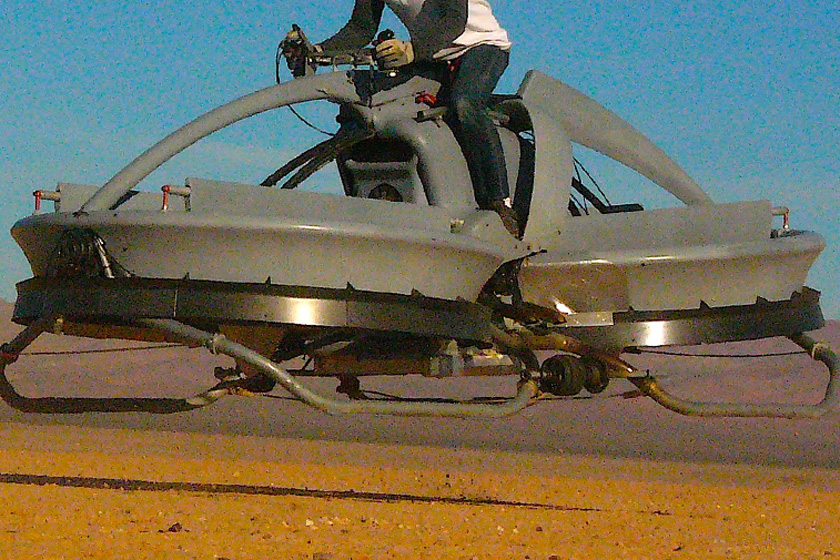 美国科技公司制造的会飞的“摩托车”在加利福尼亚南部的莫哈韦沙漠里试飞。Aerofex/东方IC_现实版《星球大战》飞行摩托问世 时速达48公里