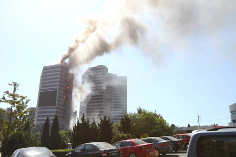 大连高新园区大厦突发大火