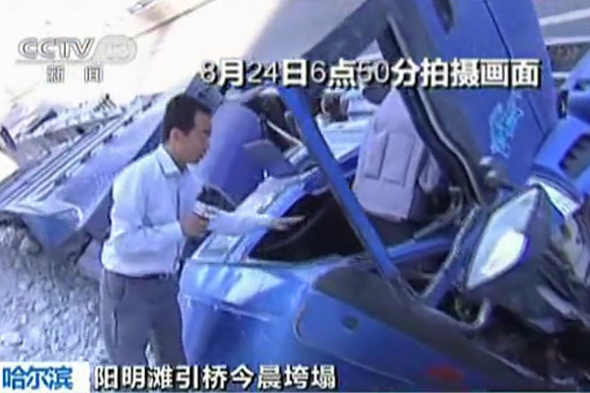 （视频截图）8月24日，哈尔滨阳明滩大桥坍塌事故现场。_哈尔滨阳明滩大桥断裂已致3死5伤