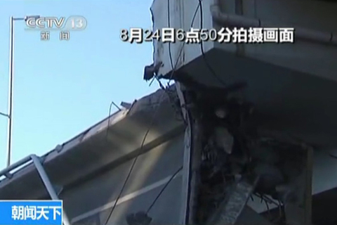 2012年8月24日5时30分左右，通车不到1年的哈尔滨阳明滩大桥发生断裂，致使4辆大货车坠桥。