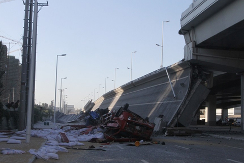 2012年8月24日5时30分左右，通车不到1年的哈尔滨阳明滩大桥发生断裂，致使4辆大货车坠桥。