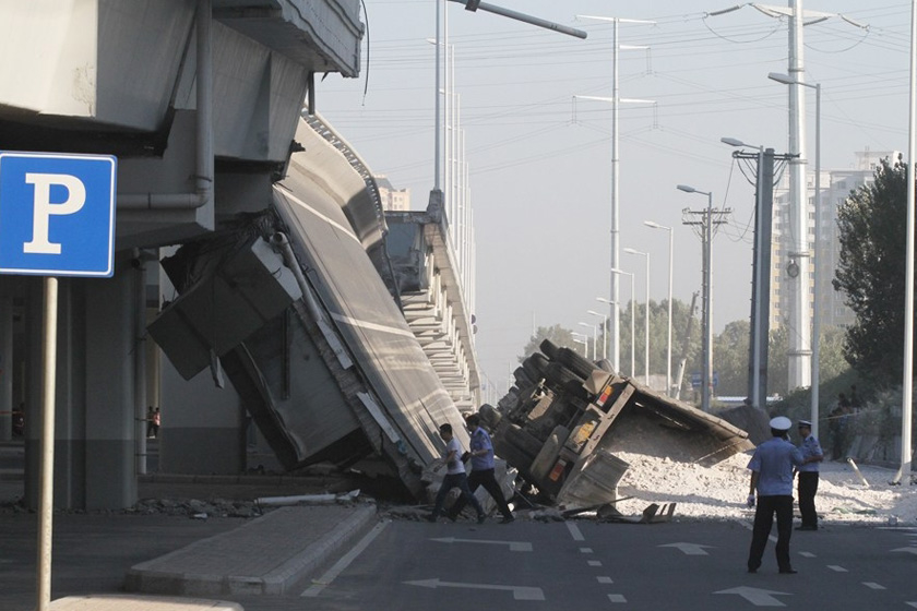 8月24日，哈尔滨阳明滩大桥坍塌事故现场。  新华社_哈尔滨阳明滩大桥断裂已致3死5伤