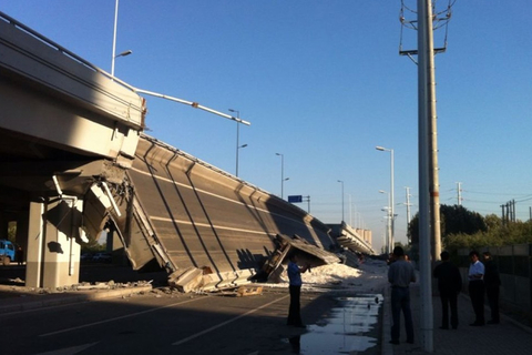 2012年8月24日5时30分左右，通车不到1年的哈尔滨阳明滩大桥发生断裂，致使4辆大货车坠桥。