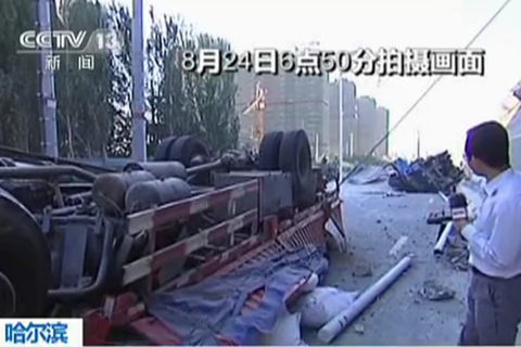 2012年8月24日5时30分左右，通车不到1年的哈尔滨阳明滩大桥发生断裂，致使4辆大货车坠桥。