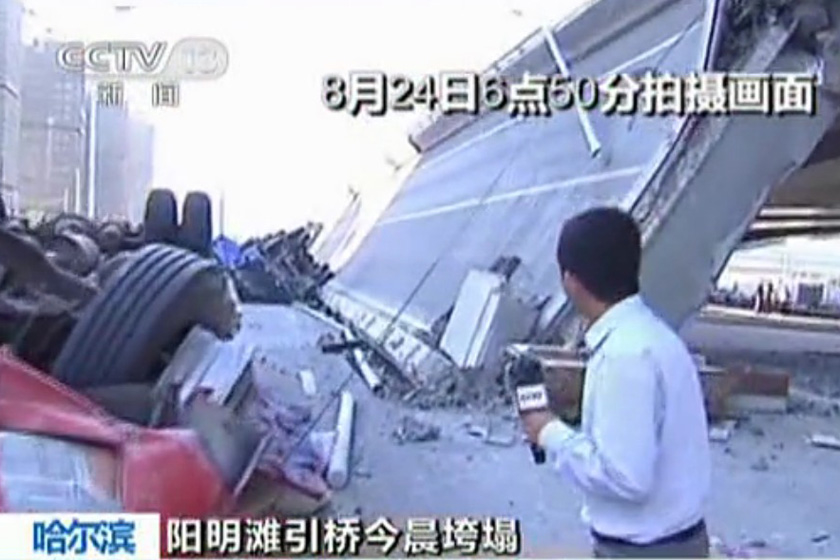 （视频截图）8月24日，哈尔滨阳明滩大桥坍塌事故现场。_哈尔滨阳明滩大桥断裂已致3死5伤