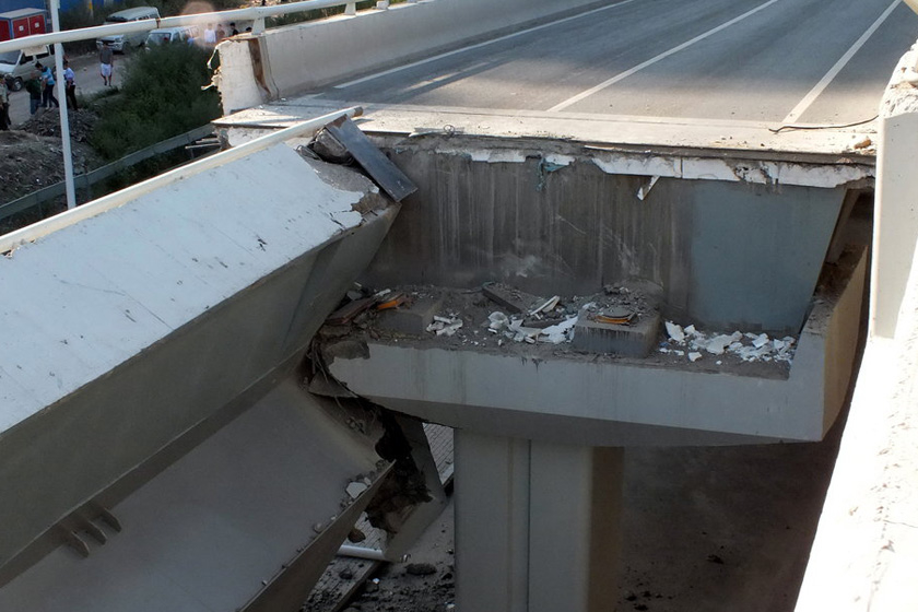8月24日，哈尔滨阳明滩大桥坍塌事故现场。龙木/CFP_哈尔滨阳明滩大桥断裂已致3死5伤