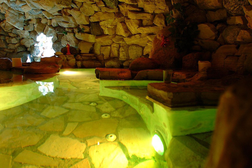 《花花公子》创办人豪宅里的游泳池，有座椅有床。PacificCoastNewscom/东方IC_全球超另类游泳池