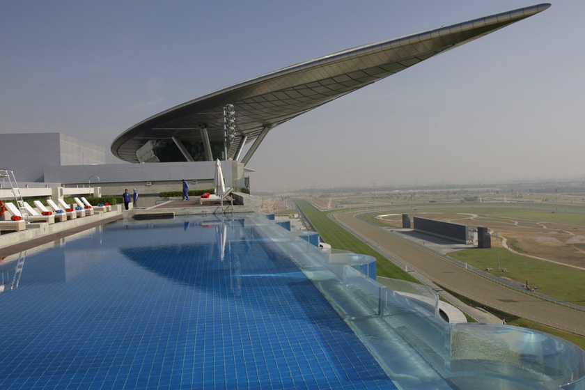 迪拜屋顶游泳池。Kamran Jebreili/东方IC_全球超另类游泳池