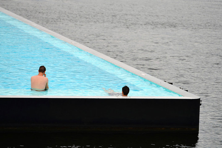 德国柏林河中泳池。Hannibal Hanschke/东方IC_全球超另类游泳池