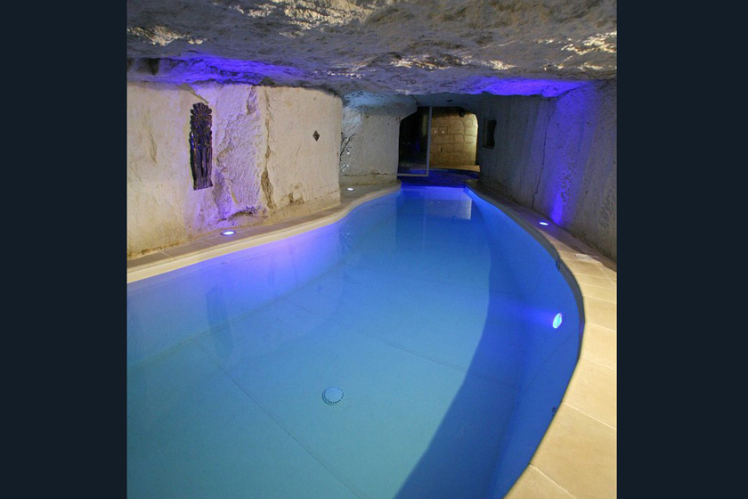 法国图尔冈，岩洞里星级酒店的游泳池。ChinaFotoPress/CFP_全球超另类游泳池