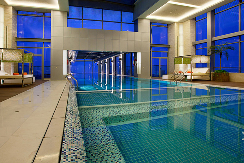 上海浦东一酒店悬空游泳池。CFP_全球超另类游泳池