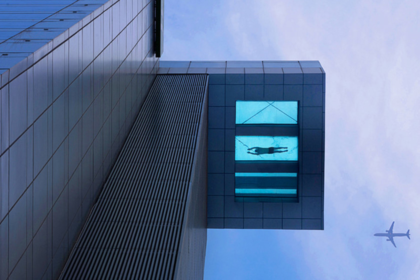 上海浦东一酒店悬空游泳池。CFP_全球超另类游泳池