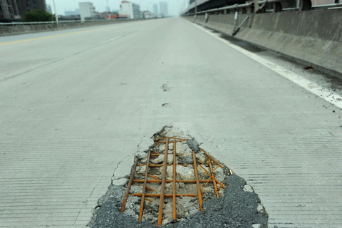 武汉吴家山高架通车13年成危桥 再度封桥维修