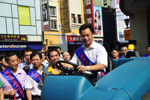 8月28日，广州市委书记万庆良驾驶清洁车清洁马路。  高殿华/东方IC