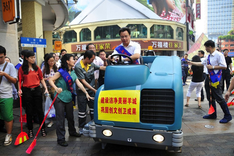 8月28日，广州市委书记万庆良驾驶清洁车清洁马路。  高殿华/东方IC