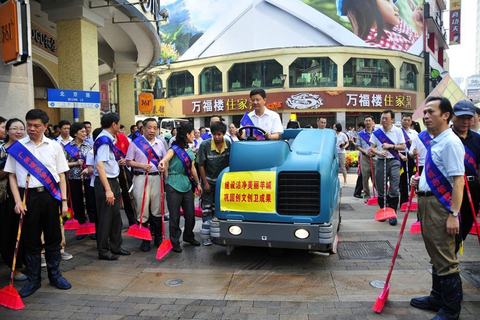 8月28日，广州市长陈建华驾驶清洁车清洁马路。  高殿华/东方IC