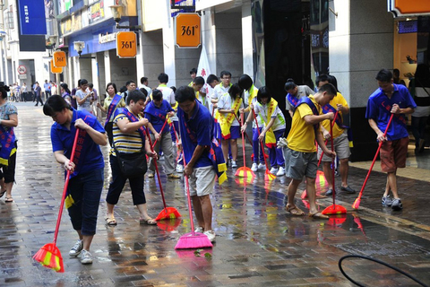 8月28日，志愿者清扫马路。   高殿华/东方IC